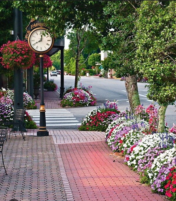 House, 5 Bedrooms | Property grounds - Serene Oasis In Daphne: Cozy Home With Giant Oaks 4 Bedroom Home (Daphne)