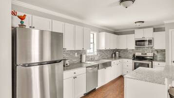 House, 5 Bedrooms | Private kitchen | Fridge, oven, coffee/tea maker, electric kettle