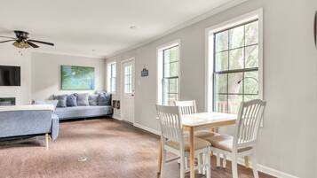 House, 5 Bedrooms | Living area | Smart TV