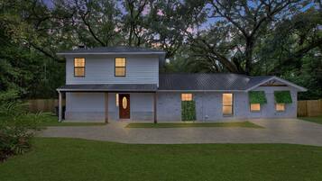 House, 5 Bedrooms | Exterior