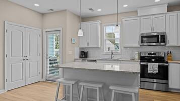 House, 3 Bedrooms | Private kitchen | Fridge, oven, coffee/tea maker, toaster