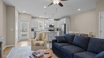 Maison, 3 chambres | Coin séjour | TV connectée