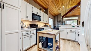 Apartment, 3 Schlafzimmer | Eigene Küche | Kühlschrank, Ofen, Wasserkocher mit Kaffee-/Teezubehör, Toaster