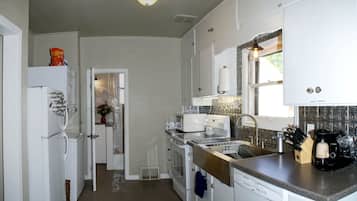 House, 2 Bedrooms | Private kitchen | Fridge, oven, coffee/tea maker, toaster