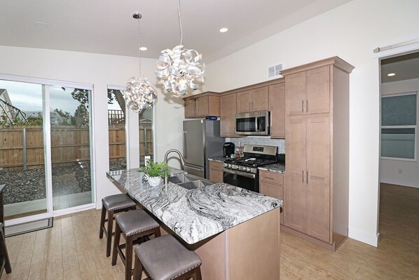 Fridge, oven, coffee/tea maker, toaster - Tranquil Modern Haven 2 Bedroom Home (Grand Junction)