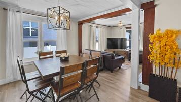 House, 5 Bedrooms | Dining