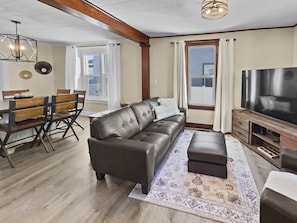 House, 5 Bedrooms | Living area