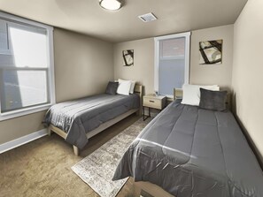 5 habitaciones y espacio para trabajar con laptop