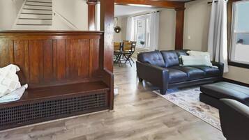 House, 5 Bedrooms | Ruang tamu | TV Pintar