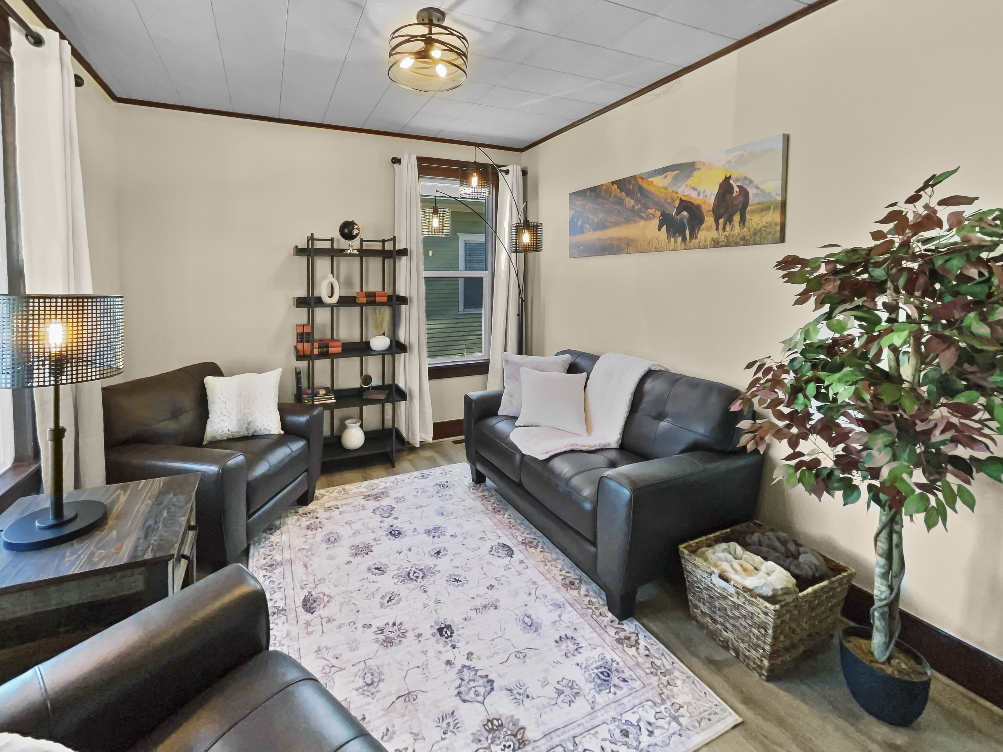 House, 5 Bedrooms | Living area