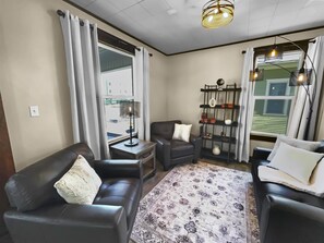 House, 5 Bedrooms | Living area