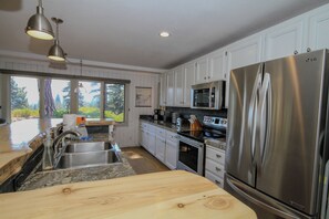 Dishwasher, coffee/tea maker, dining tables