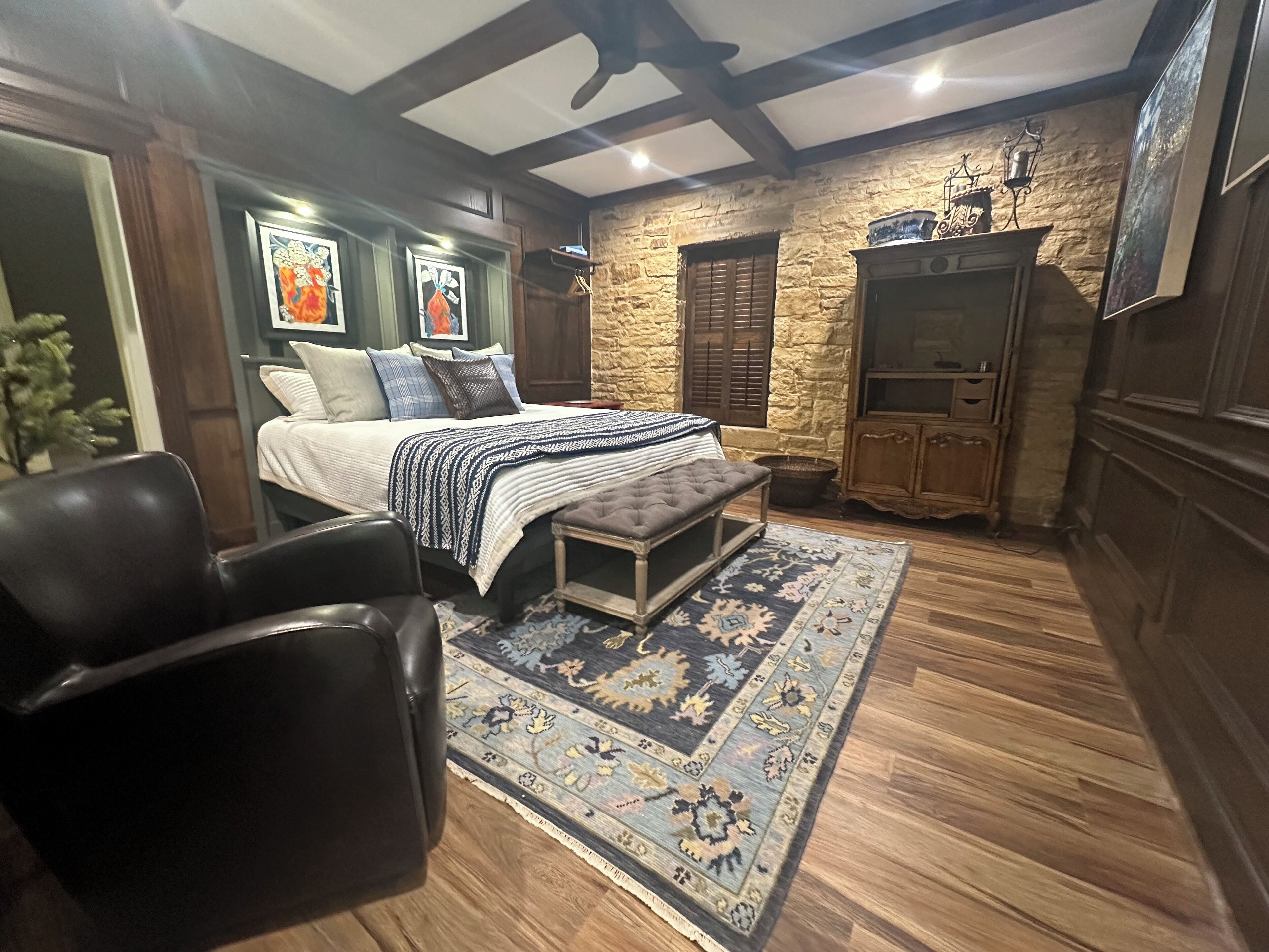 6 bedrooms, free WiFi, bed sheets, wheelchair access