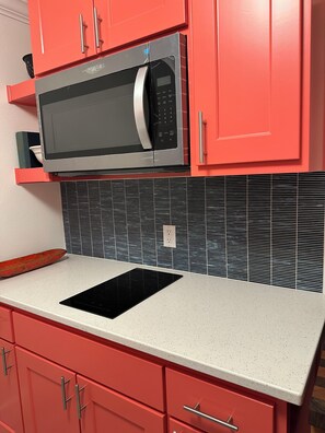 Frigorífic, microones, placa de cuina i rentaplats