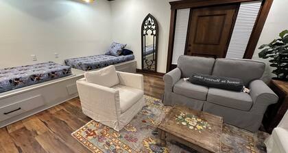 Remodeled Historical Cottage- Six bedroom 4 bath steps to Granbury Square. Fab!