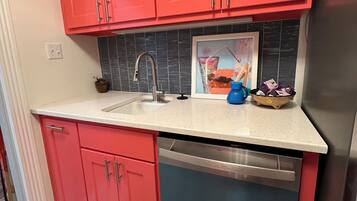 Réfrigérateur, micro-ondes, plaque de cuisson, lave-vaisselle