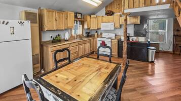 Cabin, 1 Bedroom | Dining