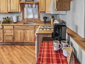 Cabin, 1 Bedroom | Private kitchen