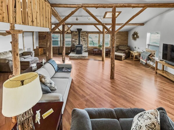 Cabin, 1 Bedroom | Living area