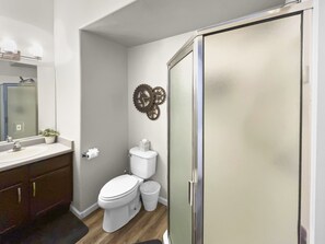 公寓客房, 1 間臥室 | 浴室 | 毛巾、洗髮精