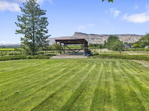 Cottage, 2 Bedrooms | Property grounds