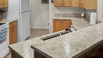 House, 3 Bedrooms | Private kitchen | Fridge, oven, coffee/tea maker, toaster