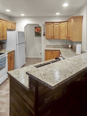 House, 3 Bedrooms | Private kitchen | Fridge, oven, coffee/tea maker, toaster - Hermosa Haven 3 Bedroom Home (Montrose)