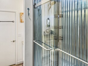 Studio | Bathroom | Towels, shampoo - Quaint Monument Retreat Studio (Grand Junction)
