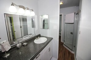 Apartment, 2 Schlafzimmer | Badezimmer | Handtücher, Shampoo