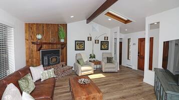 House, 2 Bedrooms | Ruang tamu | TV Pintar