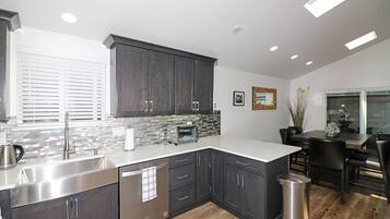 House, 2 Bedrooms | Dapur peribadi | Peti sejuk, ketuhar, pembancuh kopi/teh, pembakar roti