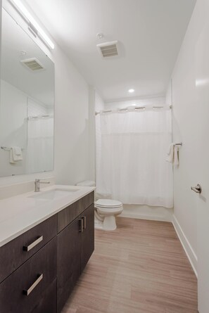 Apartemen | Kamar mandi | Pengering rambut, handuk, sabun, dan sampo