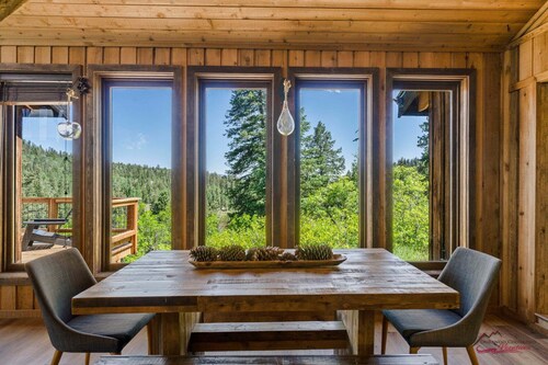Hot Tub, Incredible Deck/Views, Firepit!