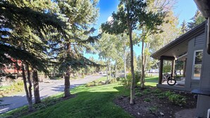 Property grounds - Snowcreek Resort Vacation Rental 879 (Mammoth Lakes)