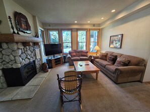 TV, fireplace - Snowcreek Resort Vacation Rental 879 (Mammoth Lakes)