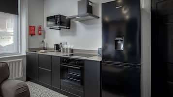 Estudio Deluxe, para no fumadores, planta baja | Cocina privada | Frigobar, microondas, horno y parrilla de estufa