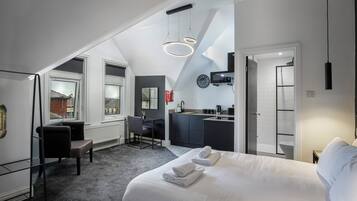 Comfort Studio, 1 Queen Bed, Non Smoking | Blackout curtains, iron/ironing board, free WiFi