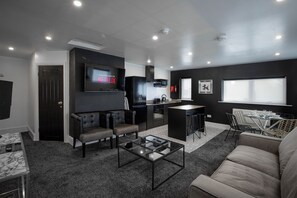 Leilighet – deluxe | Blendingsgardiner, strykejern/-brett og wi-fi (inkludert)