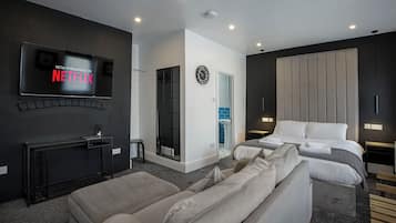 Deluxe Studio, Non Smoking, Ground Floor | 1 bedroom, blackout curtains, iron/ironing board, free WiFi