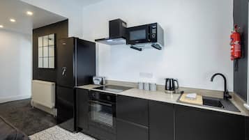Departamento Deluxe | Cocina privada | Frigobar, microondas, horno y parrilla de estufa