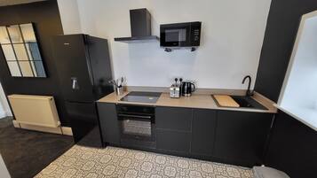 Deluxe Apartment | Private kitchen | Mini-fridge, microwave, oven, stovetop