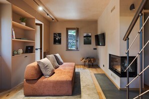 Fernseher, Kamin, Stereoanlage