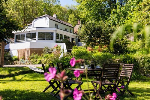 Large home. Close to Beach, all en-suite bedrooms. Peaceful Wooded valley views