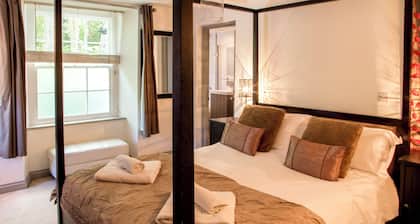 Award Winning Boutique Homestay - 5 mins to Beach. Garden set in Wooded Valley