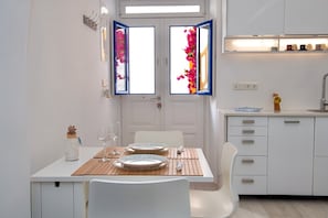Deluxe Townhome, City View | In-room dining - Casa di Vito (Mykonos)