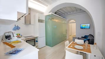 Deluxe Townhome, City View | Private kitchen | Espresso maker, coffee/tea maker, electric kettle