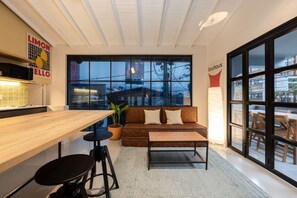 Dining - 1 BD apartment near lleras with AC and fas WiFi (Medellín)