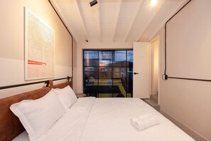 1 bedroom, desk, WiFi, bed sheets