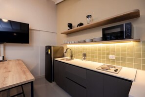 Fridge, microwave, oven, coffee/tea maker