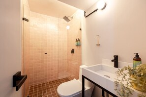 Bathroom - 1 BD apartment near lleras with AC and fas WiFi (Medellín)